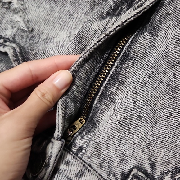 American Eagle Outfitters Gray Acid Wash Ripped High Rise Baggy Taper Mom Jeans - Picture 11 of 15